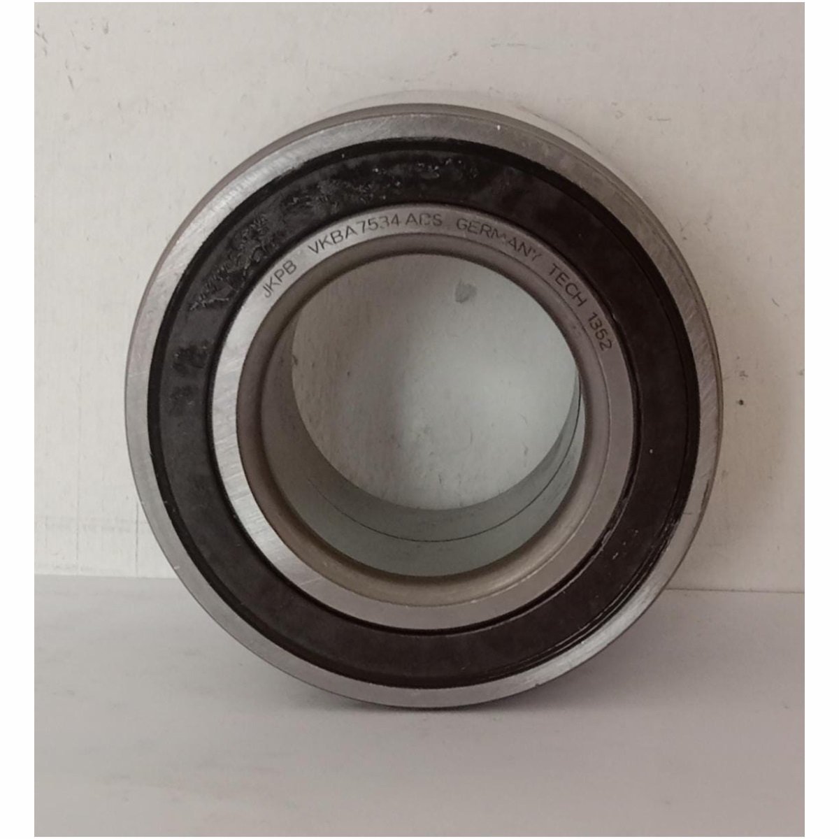 Bearing roda depan VKBA 7534 ABS